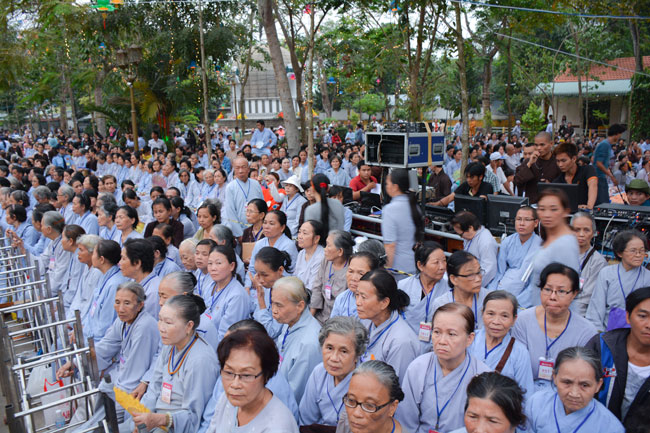 Ấn tượng đêm hoa đăng vía Phật A Di Đà tại chùa Hoằng Pháp