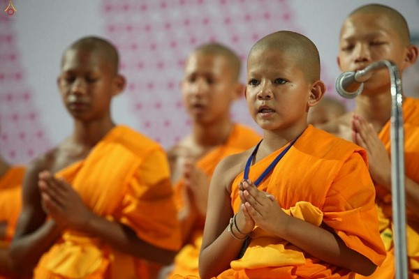 Thái Lan: Hình ảnh Lễ Truyền trao Giới pháp tại Tu viện Wat Phra Dhammakaya