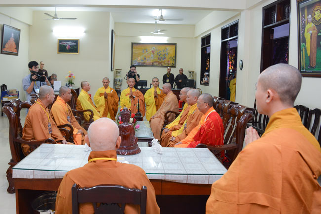 Ấn tượng đêm hoa đăng vía Phật A Di Đà tại chùa Hoằng Pháp