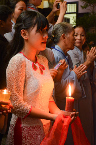 Ấn tượng đêm hoa đăng vía Phật A Di Đà tại chùa Hoằng Pháp