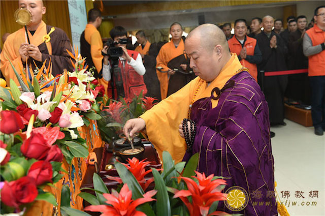 Trung Quốc: Dịp lễ Khánh đản Phật A Di Đà Hoằng Pháp Tự tổ chức Lễ Quy y cho hơn hàng nghìn người