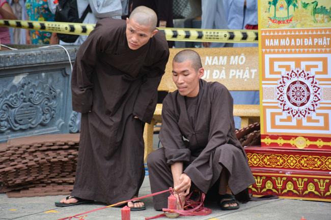 Ấn tượng đêm hoa đăng vía Phật A Di Đà tại chùa Hoằng Pháp