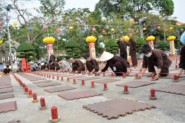 Ấn tượng đêm hoa đăng vía Phật A Di Đà tại chùa Hoằng Pháp