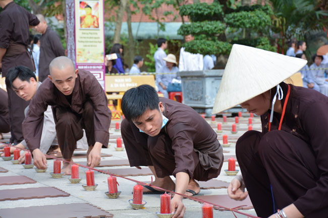 Ấn tượng đêm hoa đăng vía Phật A Di Đà tại chùa Hoằng Pháp