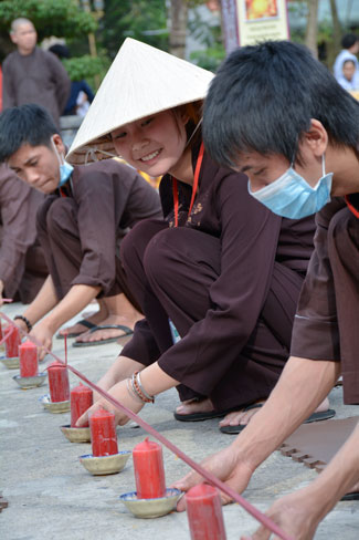 Ấn tượng đêm hoa đăng vía Phật A Di Đà tại chùa Hoằng Pháp