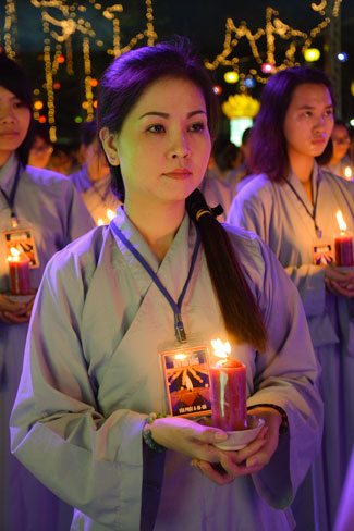 Ấn tượng đêm hoa đăng vía Phật A Di Đà tại chùa Hoằng Pháp