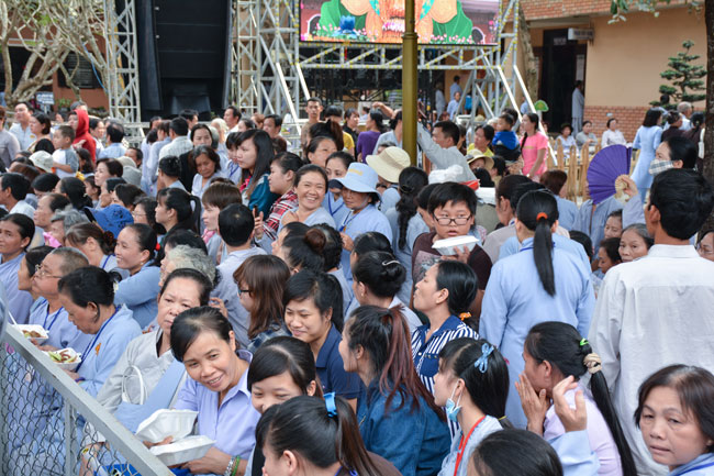 Ấn tượng đêm hoa đăng vía Phật A Di Đà tại chùa Hoằng Pháp