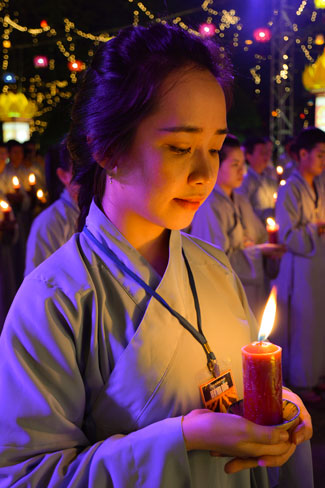 Ấn tượng đêm hoa đăng vía Phật A Di Đà tại chùa Hoằng Pháp