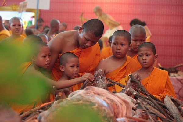 Thái Lan: Hình ảnh Lễ Truyền trao Giới pháp tại Tu viện Wat Phra Dhammakaya