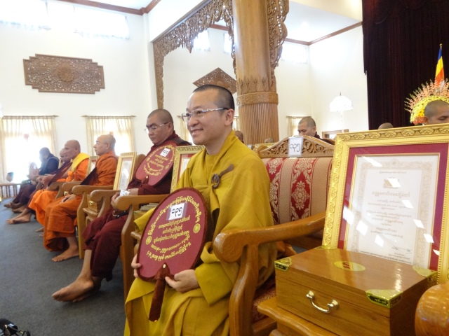 TT. Thích Nhật Từ đón nhận danh hiệu &quot;Người Thắp Đuốc Diệu Pháp&quot; của Miến Điện