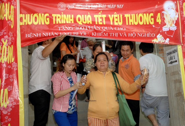 Quỹ Đạo Phật Ngày Nay: Trao tặng quà Tết yêu thương lần thứ 4 tại Chùa Giác Ngộ
