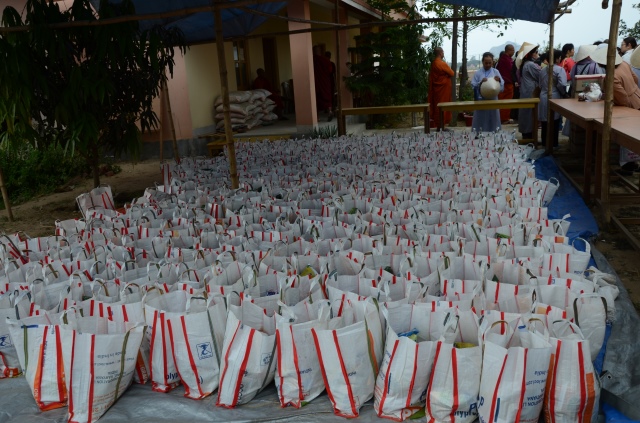 Quỹ Đạo Phật Ngày Nay: Hỗ trợ Tăng Ni du học và ủng hộ cho người nghèo tại Ấn Độ