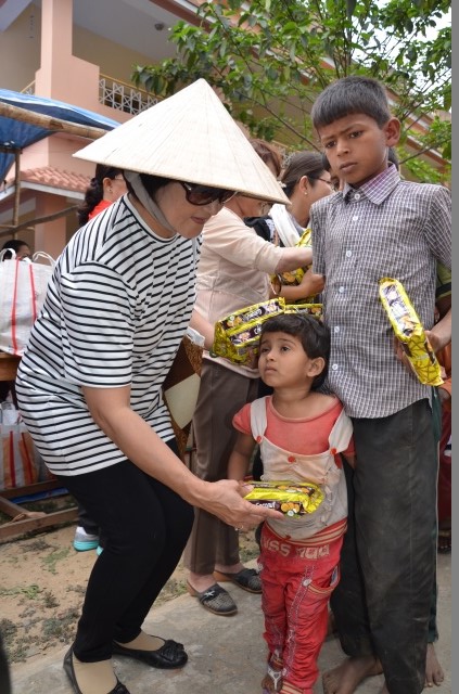 Quỹ Đạo Phật Ngày Nay: Hỗ trợ Tăng Ni du học và ủng hộ cho người nghèo tại Ấn Độ