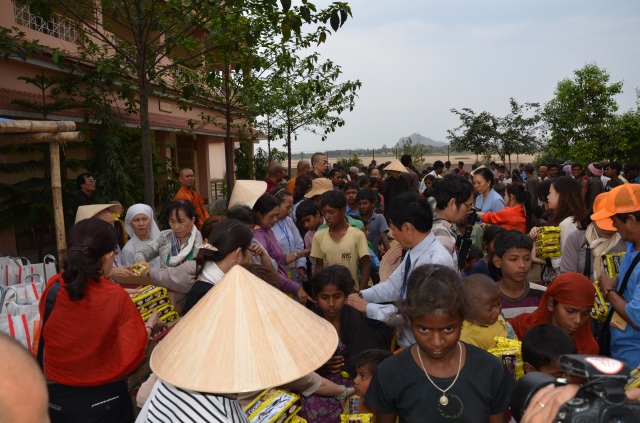 Quỹ Đạo Phật Ngày Nay: Hỗ trợ Tăng Ni du học và ủng hộ cho người nghèo tại Ấn Độ