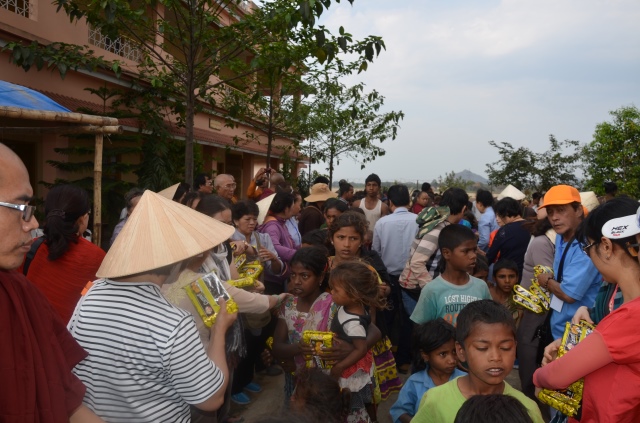 Quỹ Đạo Phật Ngày Nay: Hỗ trợ Tăng Ni du học và ủng hộ cho người nghèo tại Ấn Độ