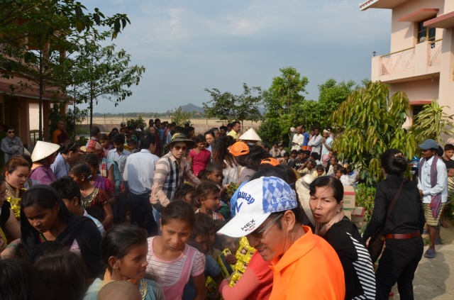 Quỹ Đạo Phật Ngày Nay: Hỗ trợ Tăng Ni du học và ủng hộ cho người nghèo tại Ấn Độ