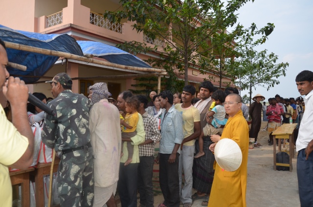Quỹ Đạo Phật Ngày Nay: Hỗ trợ Tăng Ni du học và ủng hộ cho người nghèo tại Ấn Độ