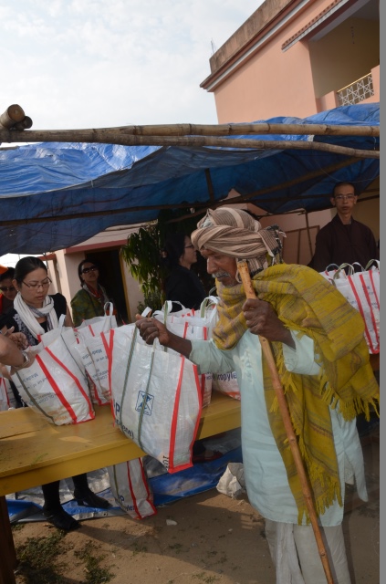 Quỹ Đạo Phật Ngày Nay: Hỗ trợ Tăng Ni du học và ủng hộ cho người nghèo tại Ấn Độ