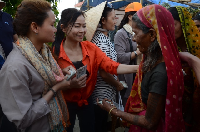 Quỹ Đạo Phật Ngày Nay: Hỗ trợ Tăng Ni du học và ủng hộ cho người nghèo tại Ấn Độ
