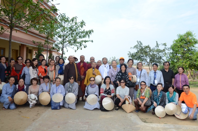 Quỹ Đạo Phật Ngày Nay: Hỗ trợ Tăng Ni du học và ủng hộ cho người nghèo tại Ấn Độ
