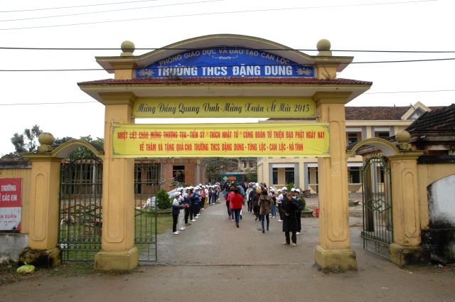Quỹ Đạo Phật Ngày Nay: Tặng quà tại chùa Tượng Sơn và học sinh Trường THCS Đặng Dung - Hà Tĩnh