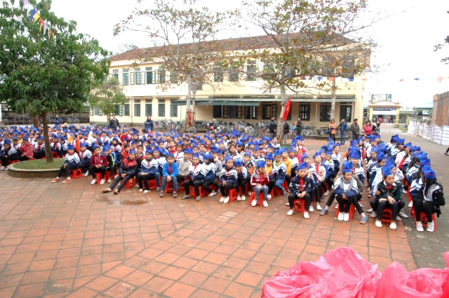 Quỹ Đạo Phật Ngày Nay: Tặng quà tại chùa Tượng Sơn và học sinh Trường THCS Đặng Dung - Hà Tĩnh
