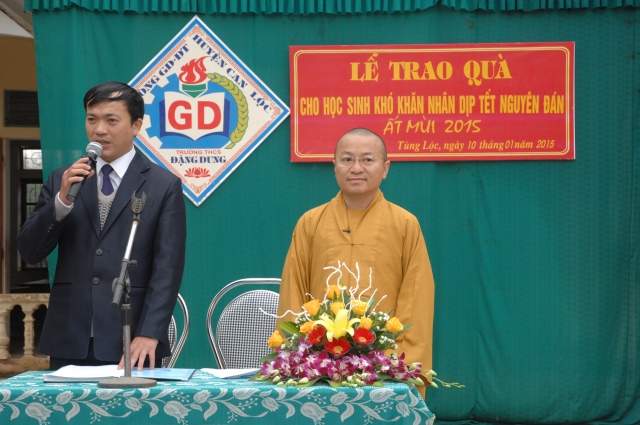 Quỹ Đạo Phật Ngày Nay: Tặng quà tại chùa Tượng Sơn và học sinh Trường THCS Đặng Dung - Hà Tĩnh