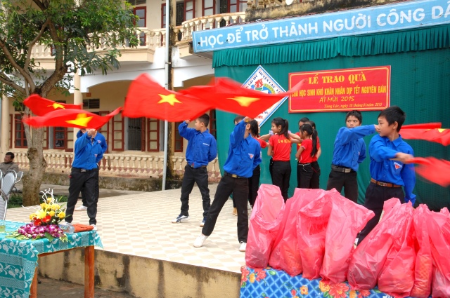 Quỹ Đạo Phật Ngày Nay: Tặng quà tại chùa Tượng Sơn và học sinh Trường THCS Đặng Dung - Hà Tĩnh
