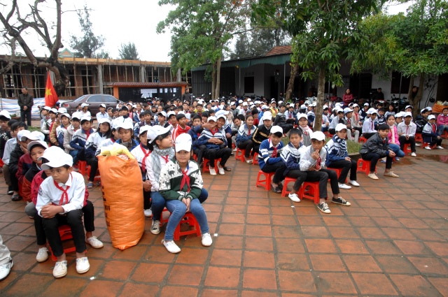 Quỹ Đạo Phật Ngày Nay: Tặng quà tại chùa Tượng Sơn và học sinh Trường THCS Đặng Dung - Hà Tĩnh