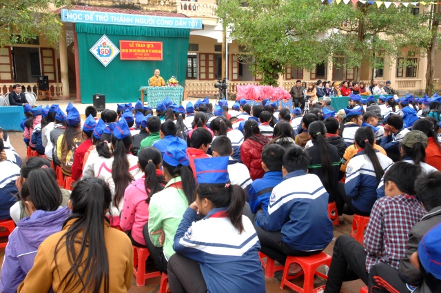 Quỹ Đạo Phật Ngày Nay: Tặng quà tại chùa Tượng Sơn và học sinh Trường THCS Đặng Dung - Hà Tĩnh