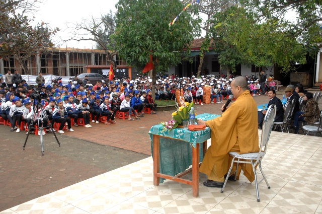 Quỹ Đạo Phật Ngày Nay: Tặng quà tại chùa Tượng Sơn và học sinh Trường THCS Đặng Dung - Hà Tĩnh
