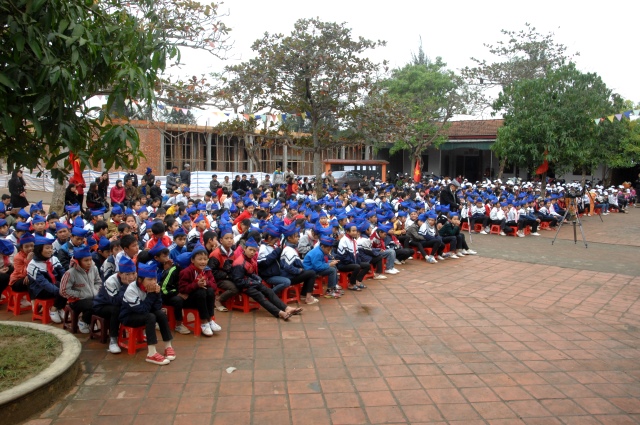 Quỹ Đạo Phật Ngày Nay: Tặng quà tại chùa Tượng Sơn và học sinh Trường THCS Đặng Dung - Hà Tĩnh