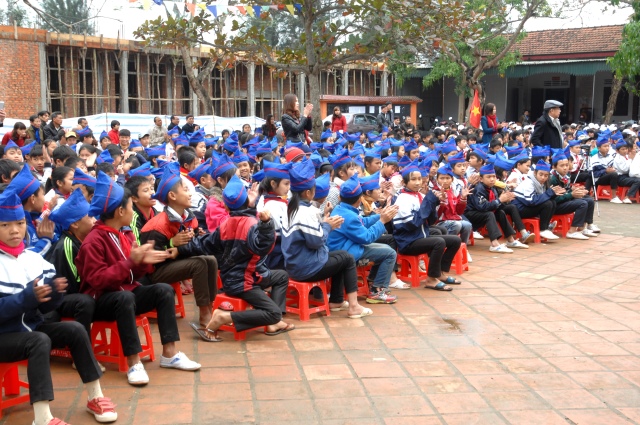 Quỹ Đạo Phật Ngày Nay: Tặng quà tại chùa Tượng Sơn và học sinh Trường THCS Đặng Dung - Hà Tĩnh