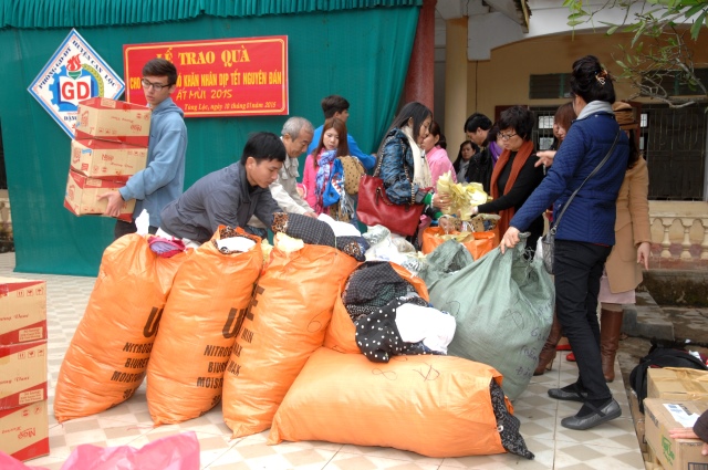 Quỹ Đạo Phật Ngày Nay: Tặng quà tại chùa Tượng Sơn và học sinh Trường THCS Đặng Dung - Hà Tĩnh