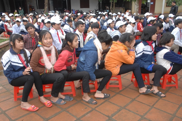 Quỹ Đạo Phật Ngày Nay: Tặng quà tại chùa Tượng Sơn và học sinh Trường THCS Đặng Dung - Hà Tĩnh