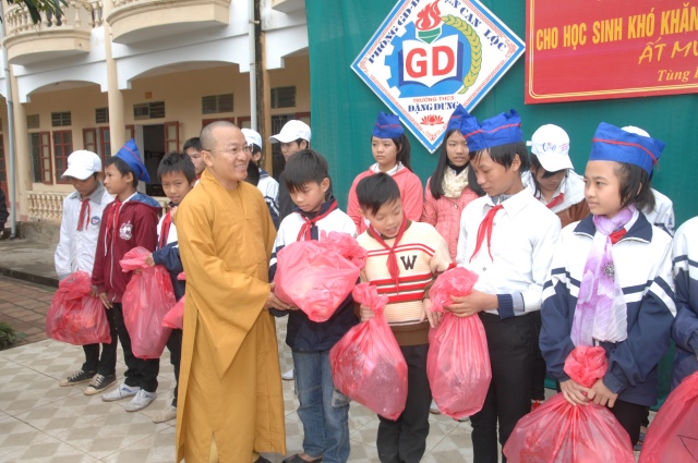 Quỹ Đạo Phật Ngày Nay: Tặng quà tại chùa Tượng Sơn và học sinh Trường THCS Đặng Dung - Hà Tĩnh