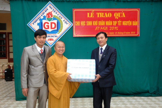 Quỹ Đạo Phật Ngày Nay: Tặng quà tại chùa Tượng Sơn và học sinh Trường THCS Đặng Dung - Hà Tĩnh