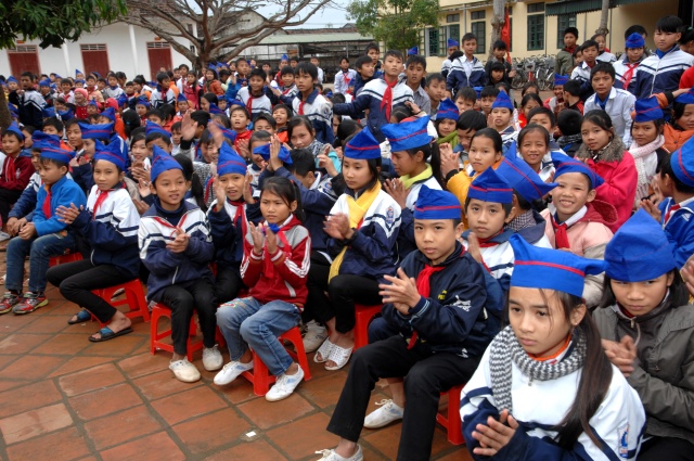 Quỹ Đạo Phật Ngày Nay: Tặng quà tại chùa Tượng Sơn và học sinh Trường THCS Đặng Dung - Hà Tĩnh