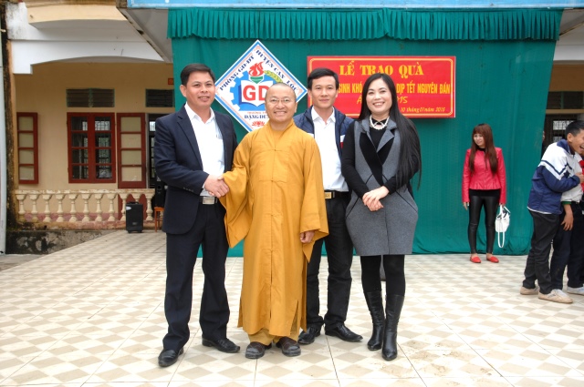 Quỹ Đạo Phật Ngày Nay: Tặng quà tại chùa Tượng Sơn và học sinh Trường THCS Đặng Dung - Hà Tĩnh