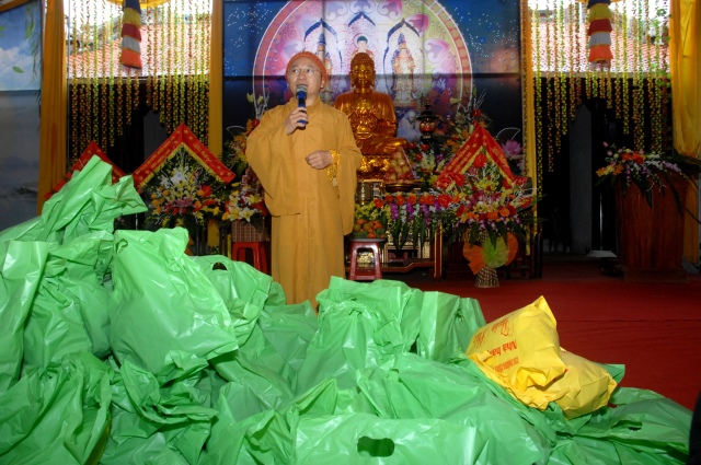 Quỹ Đạo Phật Ngày Nay: Tặng quà tại chùa Tượng Sơn và học sinh Trường THCS Đặng Dung - Hà Tĩnh