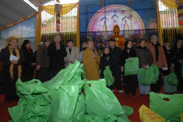 Quỹ Đạo Phật Ngày Nay: Tặng quà tại chùa Tượng Sơn và học sinh Trường THCS Đặng Dung - Hà Tĩnh