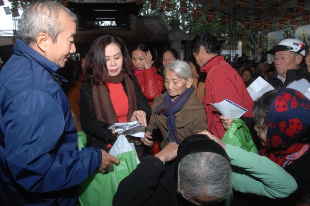 Quỹ Đạo Phật Ngày Nay: Tặng quà tại chùa Tượng Sơn và học sinh Trường THCS Đặng Dung - Hà Tĩnh