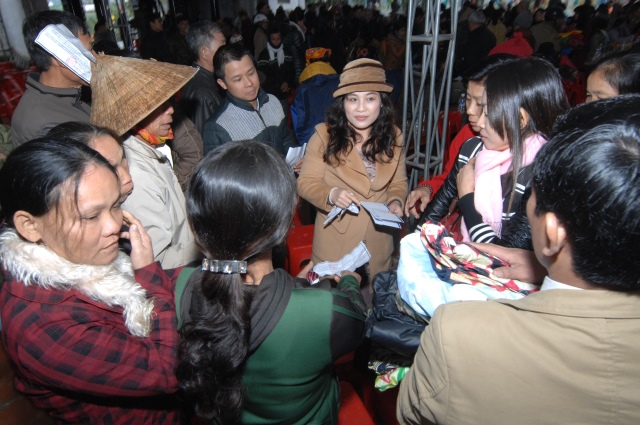 Quỹ Đạo Phật Ngày Nay: Tặng quà tại chùa Tượng Sơn và học sinh Trường THCS Đặng Dung - Hà Tĩnh