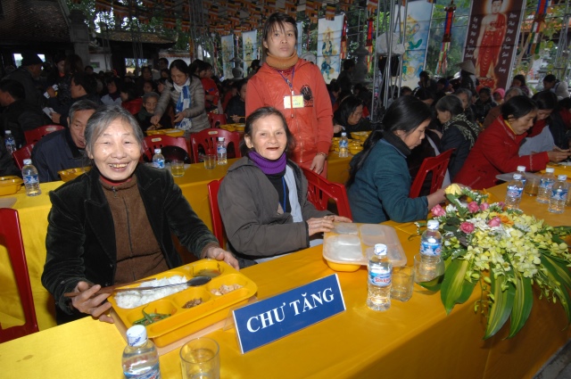 Quỹ Đạo Phật Ngày Nay: Tặng quà tại chùa Tượng Sơn và học sinh Trường THCS Đặng Dung - Hà Tĩnh