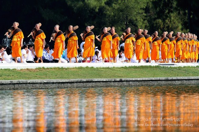 Chùm ảnh: Hàng vạn vị Tăng sĩ hạnh Đầu đà cuộc hành hương giữa lòng Bangkok, Thái Lan