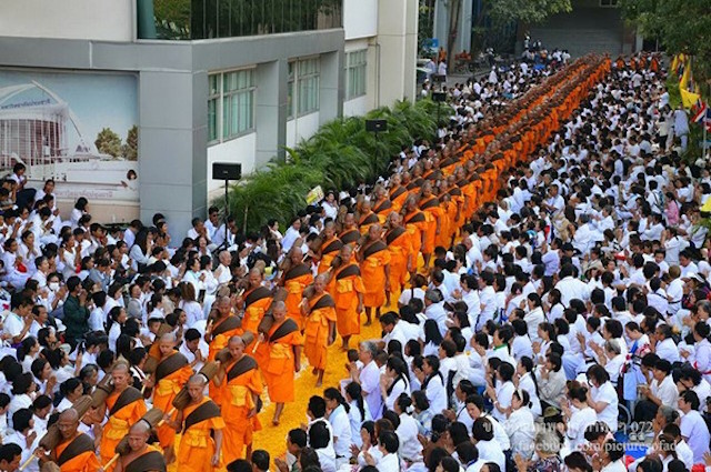 Chùm ảnh: Hàng vạn vị Tăng sĩ hạnh Đầu đà cuộc hành hương giữa lòng Bangkok, Thái Lan