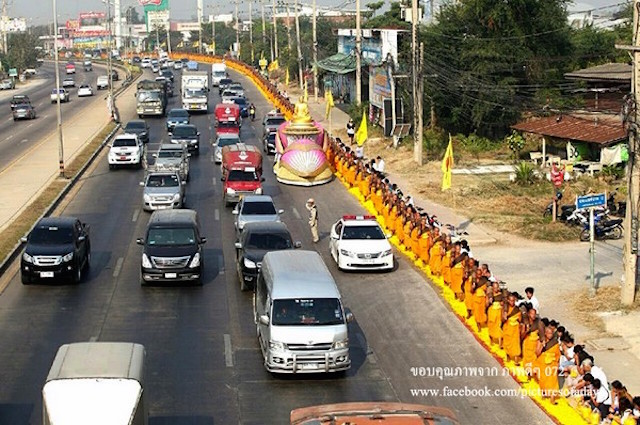 Chùm ảnh: Hàng vạn vị Tăng sĩ hạnh Đầu đà cuộc hành hương giữa lòng Bangkok, Thái Lan
