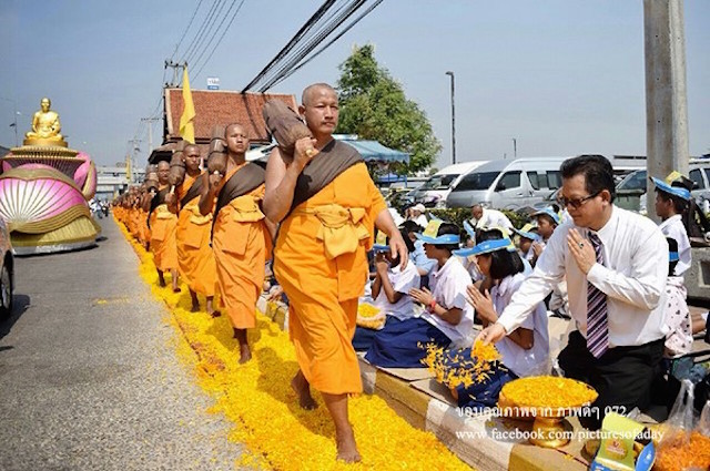 Chùm ảnh: Hàng vạn vị Tăng sĩ hạnh Đầu đà cuộc hành hương giữa lòng Bangkok, Thái Lan