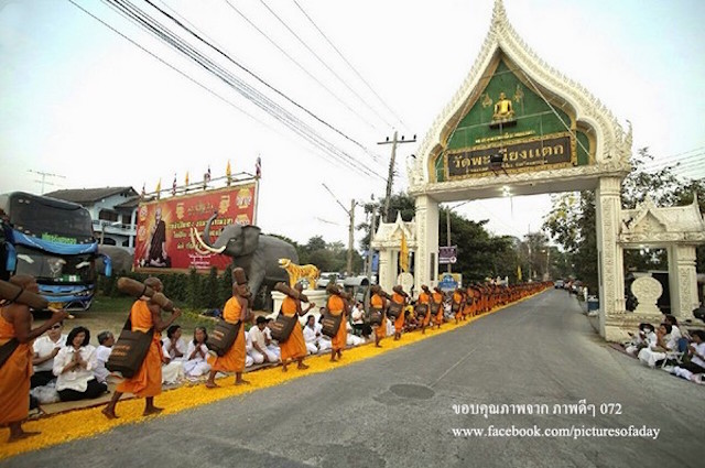 Chùm ảnh: Hàng vạn vị Tăng sĩ hạnh Đầu đà cuộc hành hương giữa lòng Bangkok, Thái Lan