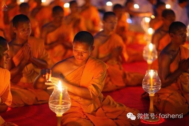 Chùm ảnh: Hàng vạn vị Tăng sĩ hạnh Đầu đà cuộc hành hương giữa lòng Bangkok, Thái Lan